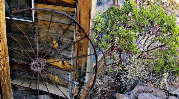 SwittersB Photography Old Wagon Wheel