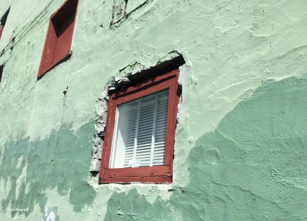 photography-graffiti-tagging-warehouse-SwittersB