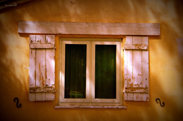 photography-shadows-old building-SwittersB