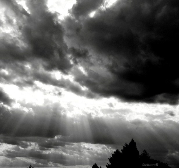 photography-SwittersB-dark cloud-rays-light-sky