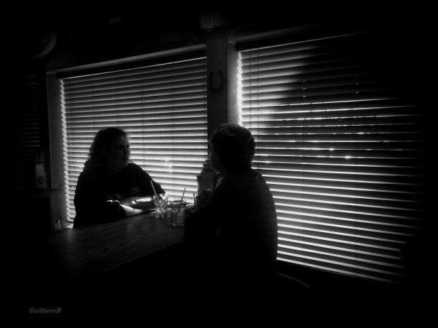 photography-women talking-tavern-dark-SwittersB