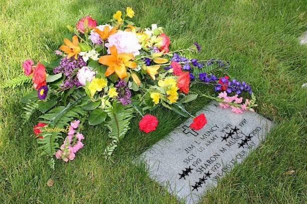 parents graveside-flowers-Memorial Day-remembrance-SwittersB-photography