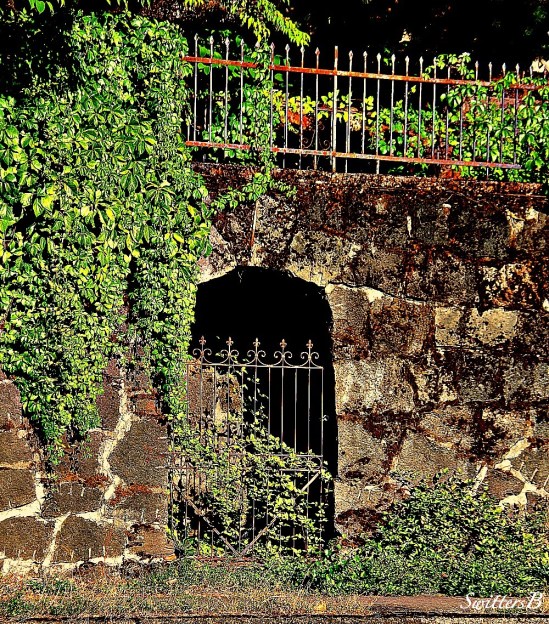 back entry-gate-stonework-photography-SwittersB