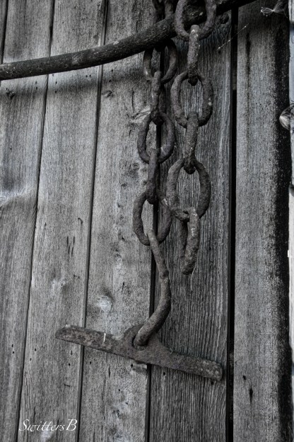 rusty chains-old wood-rustic-photogaphy-SwittersB