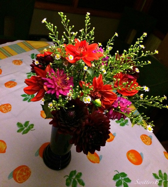 cut flowers-table cloth-festive-party-photography-SwittersB