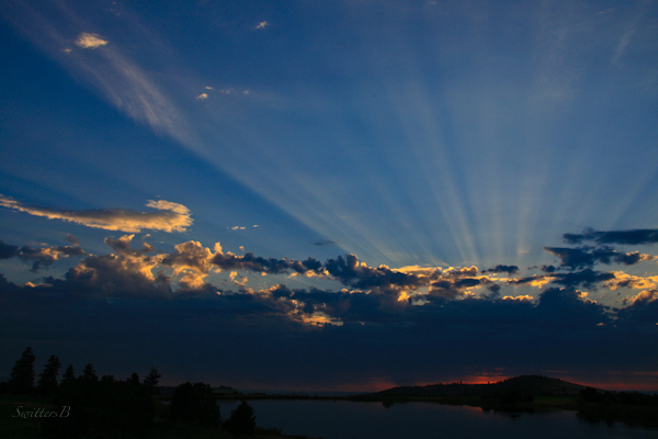 sunrise-rays-morning-lake-Central Oregon-nature-photography-SwittersB