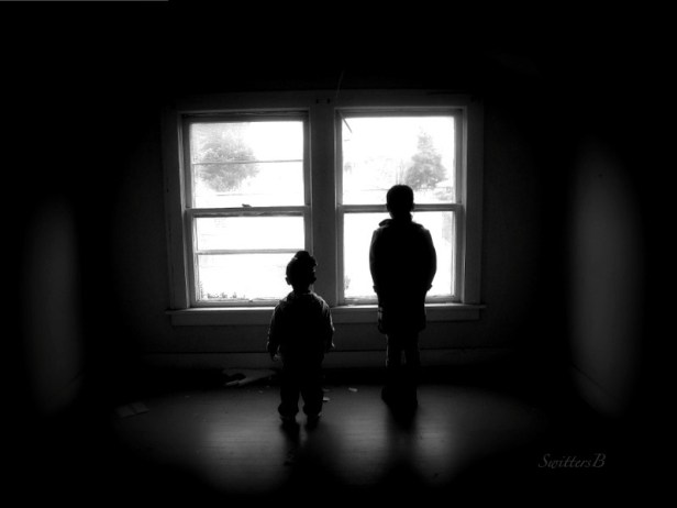 kids-window-old house-shadows-photography-SwittersB