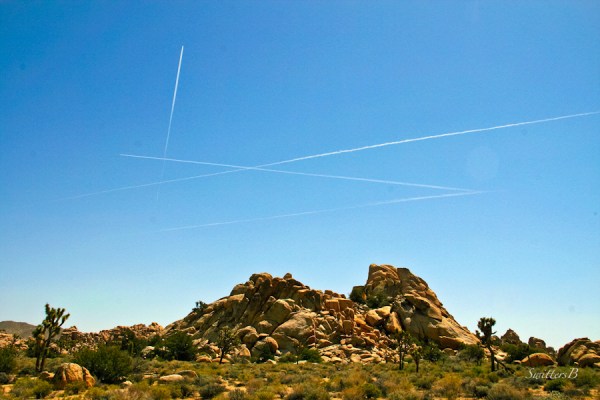 Joshua Tree NP-contrails-jets-rock formation-SwittersB-2