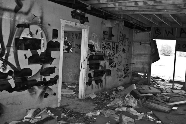 service station-Bombay Beach-inside-SwittersB