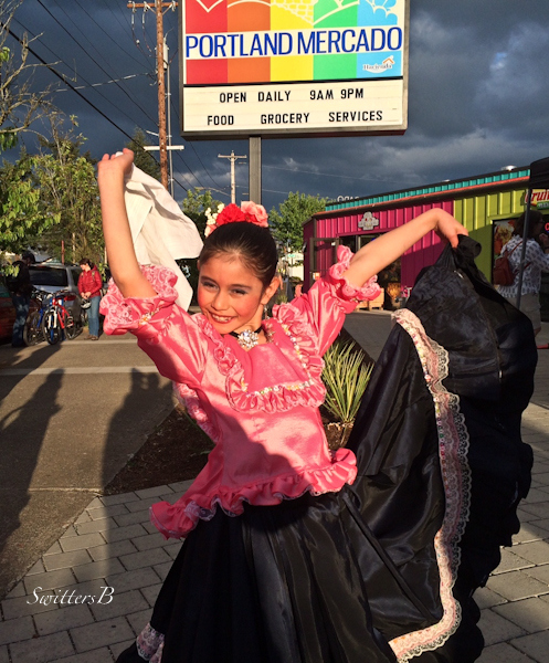 girl dancing-mercado sign-Portland-Foster-SwittersB