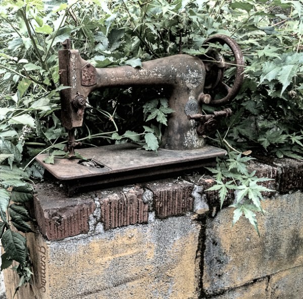 old-sewing-machine-yard-art-swittersb