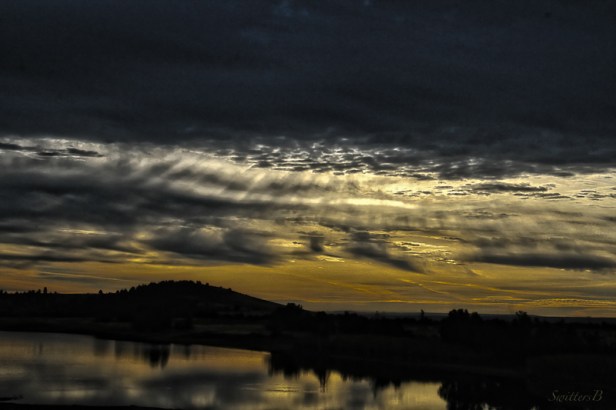 dark clouds-rays-lake-Oregon-SwittersB 2